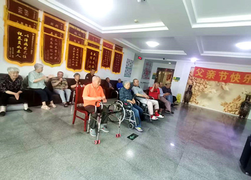 父亲节来临我院为养员叔叔们准备了父亲节的小礼物