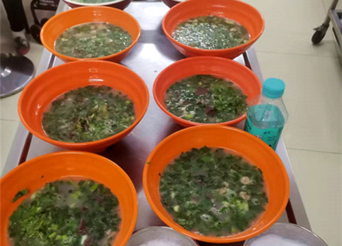 今天7月1日是党的生日我院员工和养员们共同庆祝佳节的同时中午还能喝到美味的羊汤，羊都是我院自己养殖的。