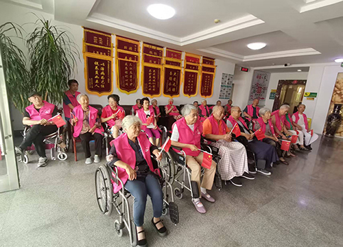 智慧康养中心的老人们观看中国人民抗日战争80周年阅兵式