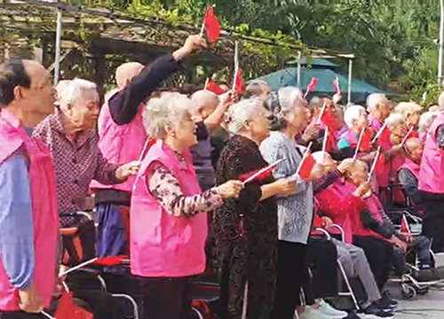 今天是国庆节，我院全体工作人员和老人们共度佳节，祝祖国生日快乐，国运昌隆！